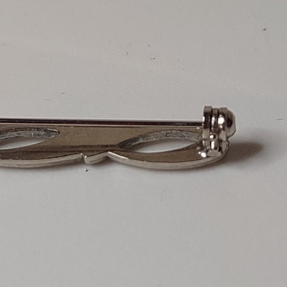 Pretty 2 Inch Silver Tone Brooch - Picture 7 of 10